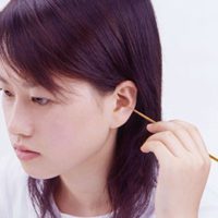 Ear cleaning tool to remove ear wax