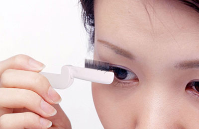 How to Curl Your Eyelashes - Use a Lash Pin Comb