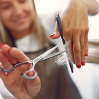 When to use scissors for haircutting